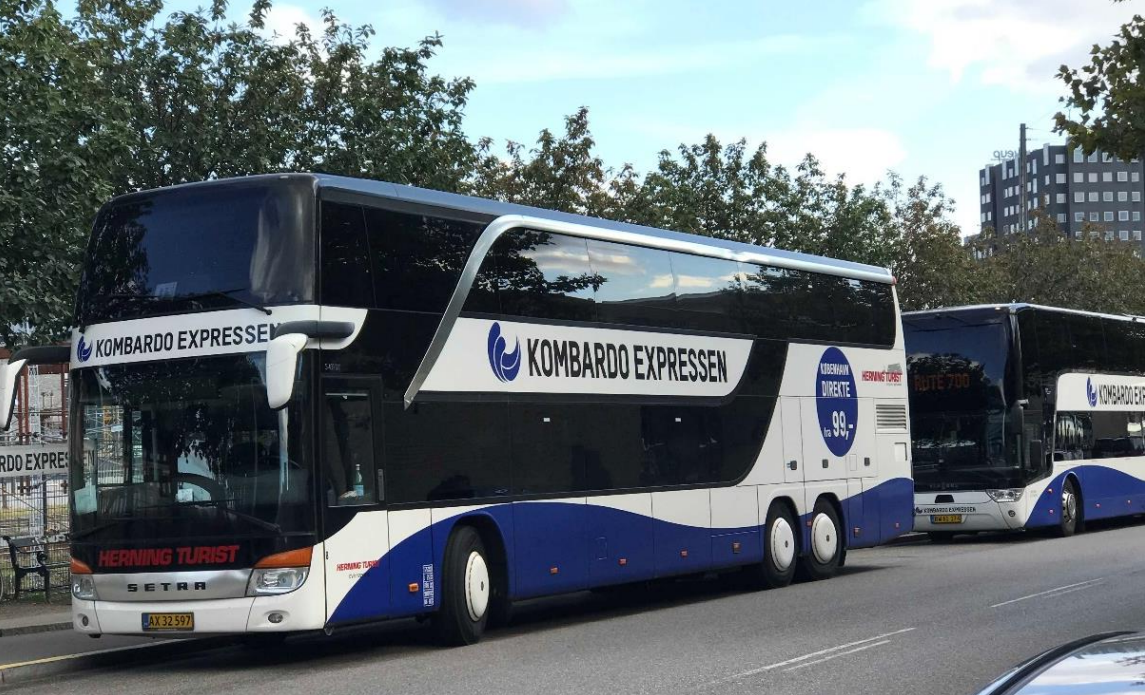 Billedet viser to Kombardo Expressen busser